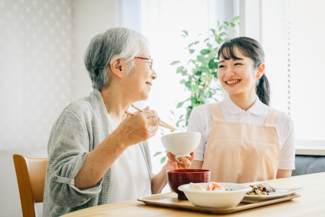 年配女性を介護する介護士