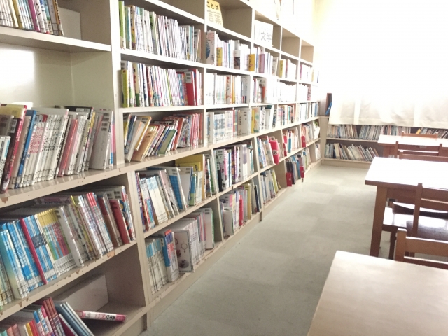 学校の図書室の本棚