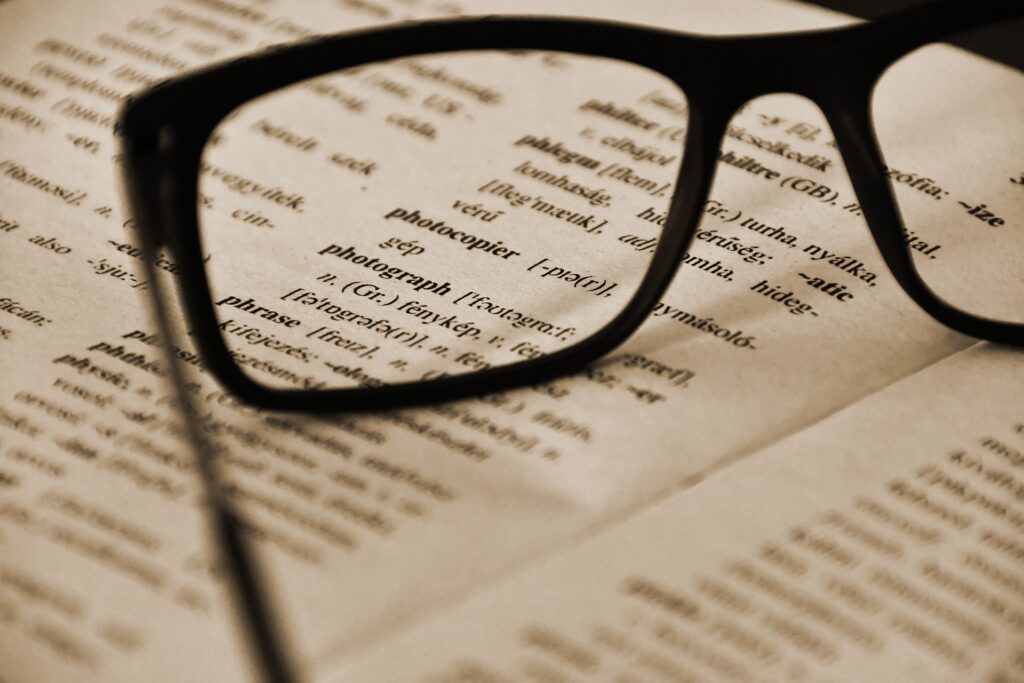 英語の辞書に黒ぶち眼鏡