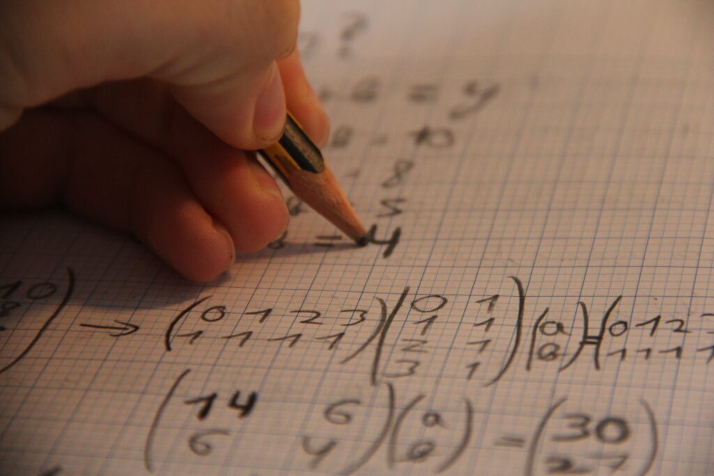 左利きの人が数式をノートに書きこんでいる