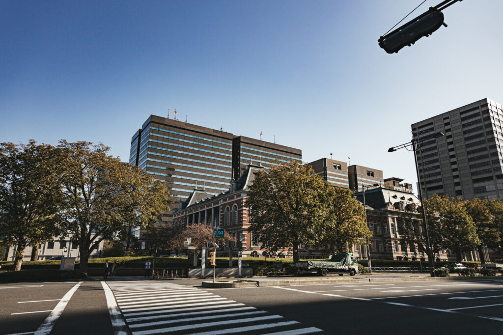 中央に建物、右上に信号機、左に横断歩道