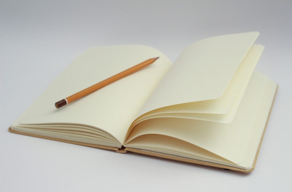 無地のノートに鉛筆が一本