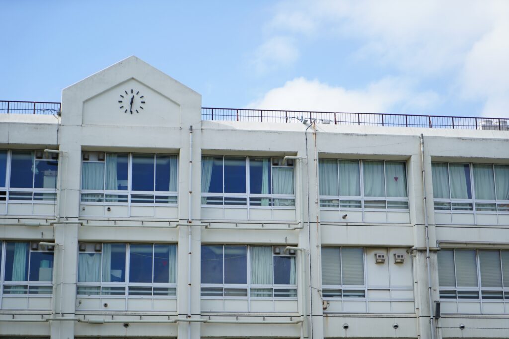 校舎と空。右側に白い雲が浮いている