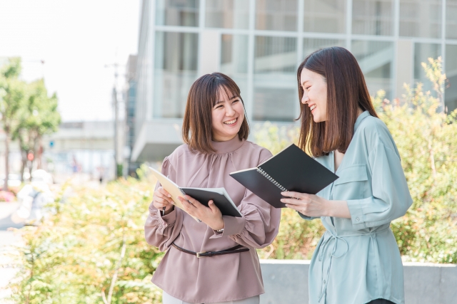 大学で語らい合う女性2人